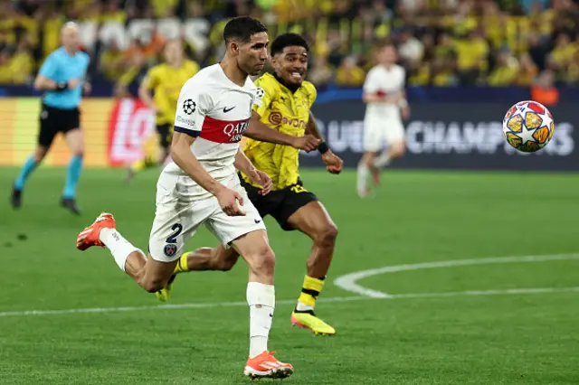 Achraf Hakimi (L) vies for the ball with Dortmund's Dutch defender Ian Maatsen