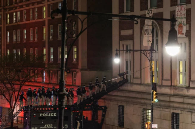 Police entering the Hamilton Hall building