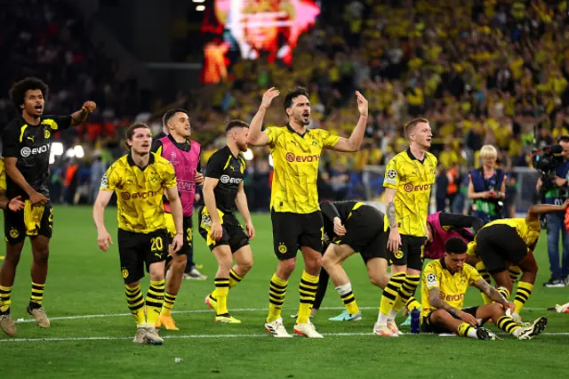 Mats Hummels of Borussia Dortmund shows appreciation to the fans