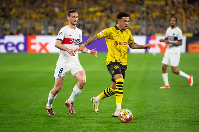 Jadon Sancho (R) of Dortmund is challenged by Fabian Ruiz