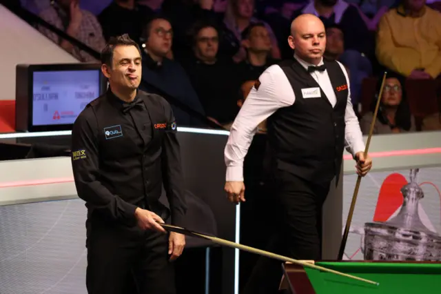 Ronnie O'Sullivan and Stuart Bingham in action at The Crucible