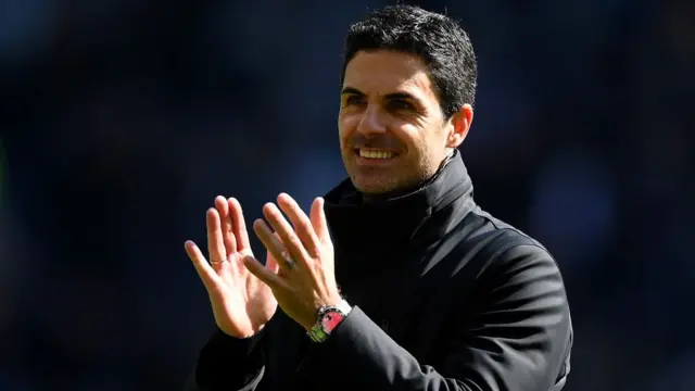 Mikel Arteta applauding fans