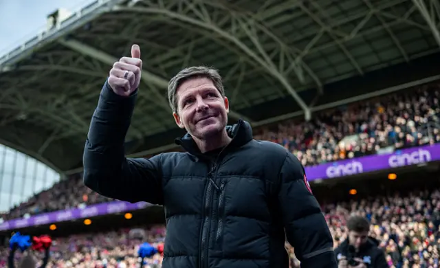 Manager Oliver Glasner of Crystal Palace gives a thumb up