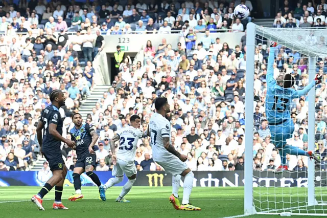 Vitinho heads the ball on target