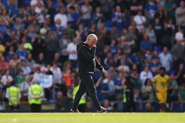 Chris Wilder, Manager of Sheffield United, looks dejected