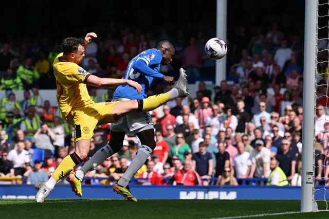 Abdoulaye Doucoure of Everton heads to score