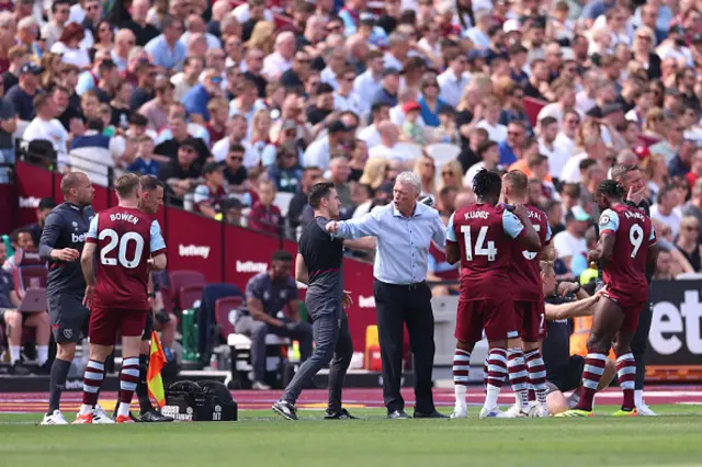 David Moyes, Manager of West Ham United, gives the team instructions