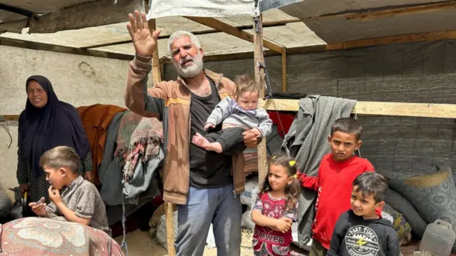 Palestinian families coming from Rafah are trying to find a shelter in Deir al-Balah, 11 May 2024