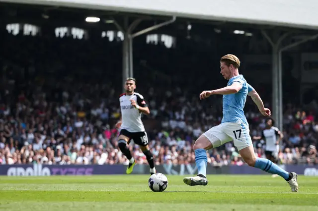 Manchester City's Belgian midfielder Kevin De Bruyne runs with the ball at Craven Cottage