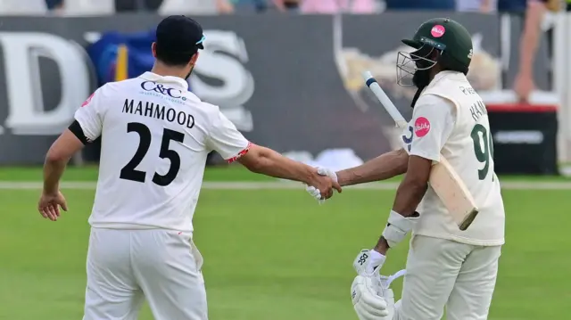 Saqib Mahmood shakes hands with Haseeb Hameed