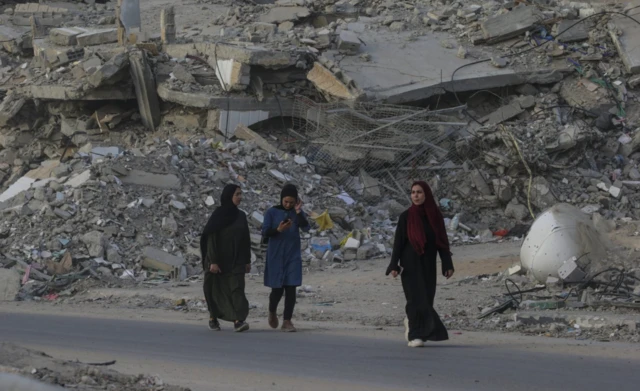 Internally displaced Palestinians arrive to Khan Younis after leaving Rafah following an evacuation order issued by the Israeli army