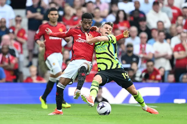 Amad Diallo of Manchester United challenges Leandro Trossard