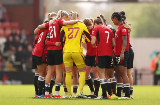 United players huddle on the pitch before kick off