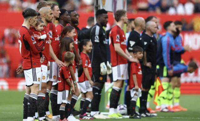 Manchester United's Alejandro Garnacho and teammates line up with mascots