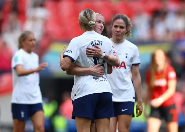 tottenham players look dejected