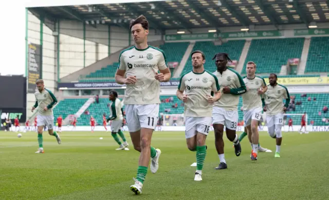 Hibernian players warming up