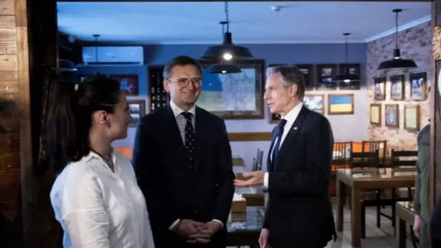 Ukraine's Foreign Minister Dmytro Kuleba (2nd L) and US Secretary of State Antony Blinken (C) arrive for a working lunch at Veterano Pizza