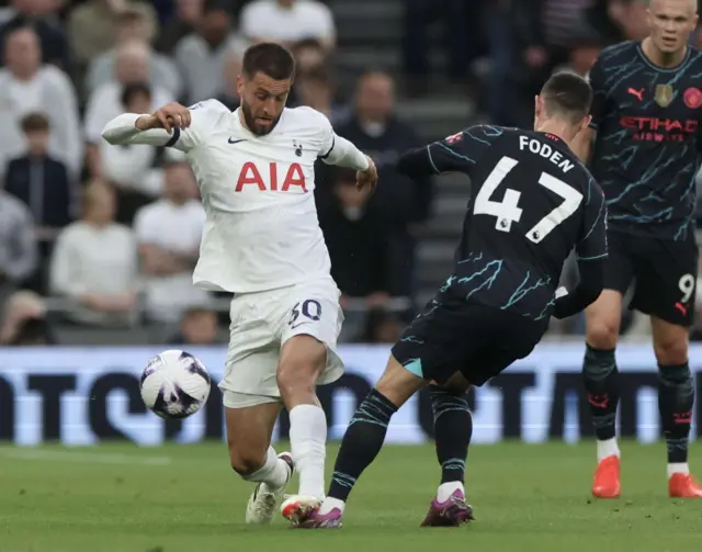 Bentancur stands on the top of Foden's foot