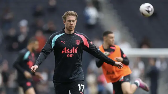 De Bruyne warms up