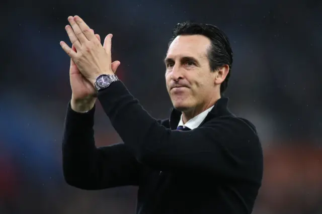 Unai Emery clapping his hand