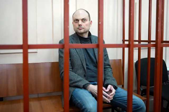 Vladimir Kara-Murza sits on a bench at a hearing at the Basmanny court in Moscow on October 10, 2022