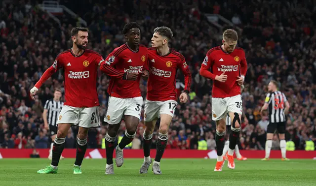 Kobbie Mainoo of Manchester United celebrate