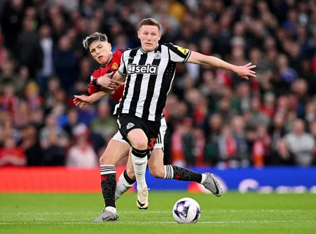 Alejandro Garnacho of Manchester United fouls Elliot Anderson