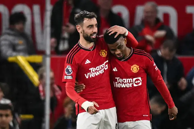 Amad Diallo (R) celebrates with Manchester United's Portuguese midfielder #08 Bruno Fernandes