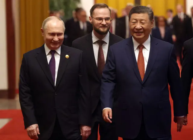 Russian President Vladimir Putin (L) and Chinese President Xi Jinping (R) talk during a bilateral meeting