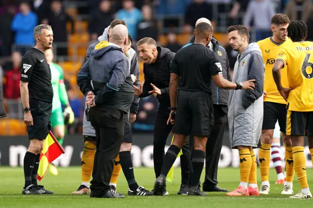 An angry Gary O'Neil speaks to the referee after Wolves' defeat by West Ham