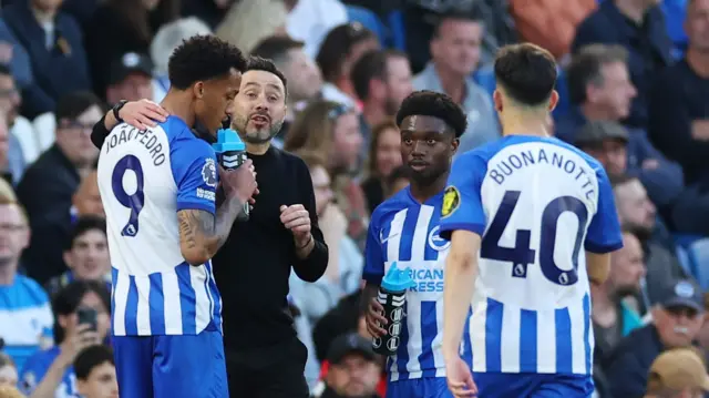 Brighton manager Roberto de Zerbi speaks to his players