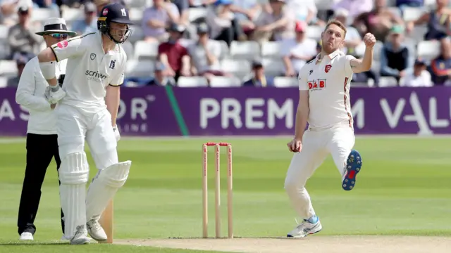 Jamie Porter bowling for Essex