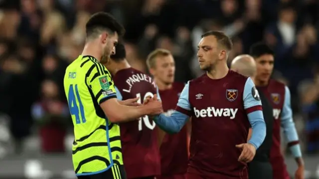 Declan Rice shakes hands with Jarrod Bowen