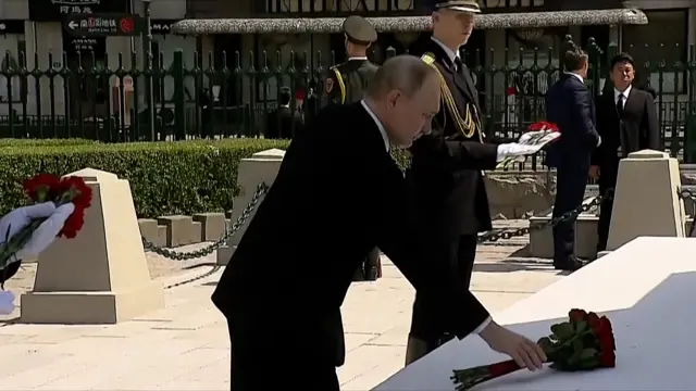 Putin laying flowers at Soviet memorial in Harbin