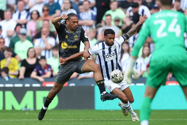 Darnell Furlong of West Bromwich Albion (r) battles Southampton's Sekou Mara for the ball