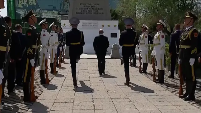 Putin laying flowers at Soviet memorial in Harbin