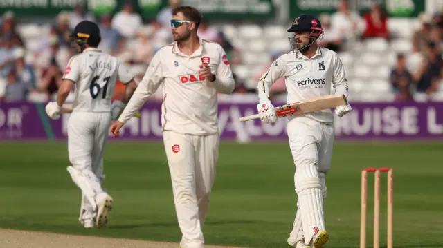 Essex v Warwickshire match action