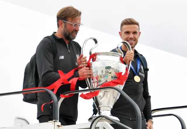 Liverpool manager Jurgen Klopp and captain Jordan Henderson with the Champions League trophy in 2019