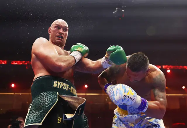 Tyson Fury throws a punch at Oleksandr Usyk