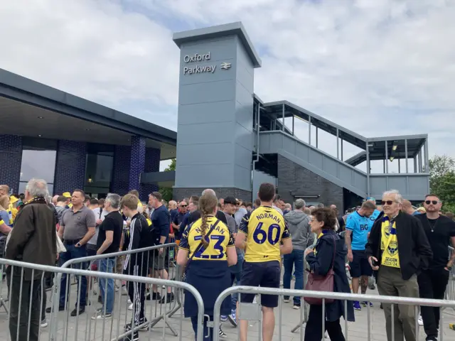 Oxford United fans at the Oxford Parkway train station