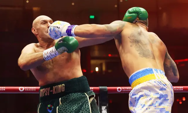 Tyson Fury and Oleksandr Usyk exchanges punches