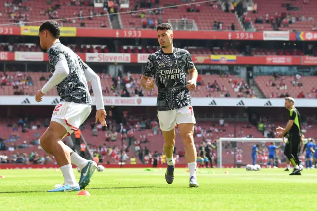 Gabriel Martinelli of Arsenal warms up prior to the Premier League match between Arsenal FC and Everton FC at Emirates Stadium