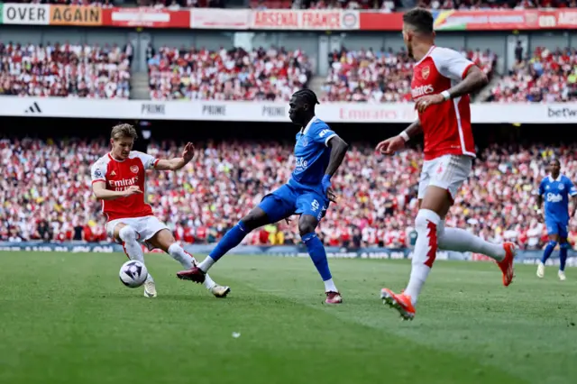 Amadou Onana (R) of Everton during the Premier League match between Arsenal FC and Everton FC at Emirates Stadium