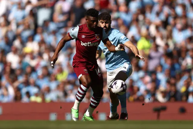 Mohammed Kudus of West Ham United controls the ball whilst under pressure from Josko Gvardiol of Manchester City during the Premier League match between Manchester City and West Ham United at Etihad Stadium