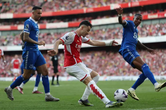 Arsenal's Brazilian midfielder #11 Gabriel Martinelli (C) crosses the ball during the English Premier League football match between Arsenal and Everton at the Emirates Stadium