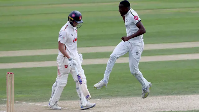 Che Simmons celebrates taking wicket