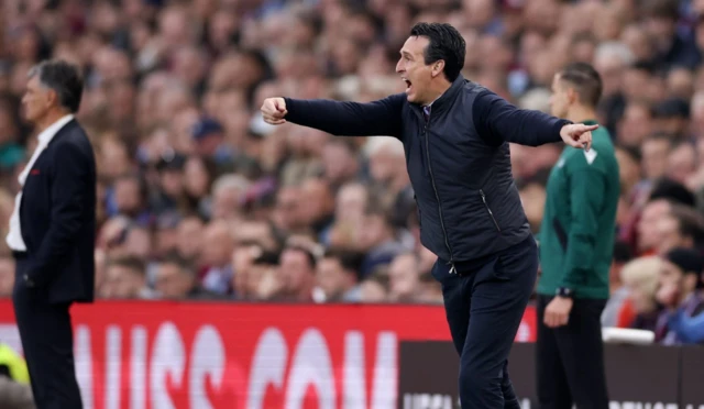 Unai Emery gives instructions from the touchline