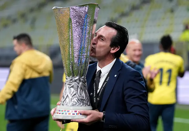 Unai Emery kisses the Europa League trophy