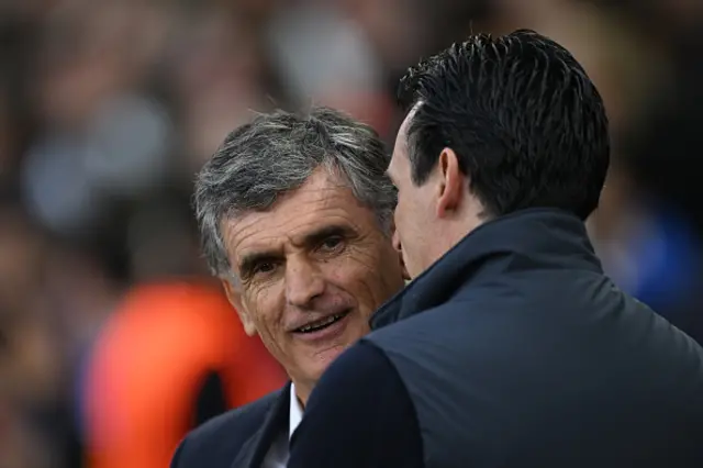 Unai Emery (R) speaks with Olympiacos' Spanish head coach José Luis Mendilibar