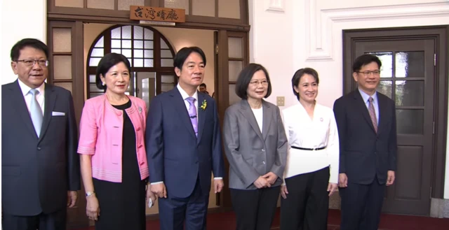 Lai (third from left), Tsai Ing-Wen and Hsiao among others posing for a photo before the swearing-in ceremony